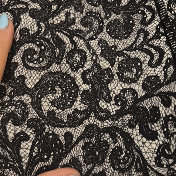 size 4 lulu capris - Picture 3 of 3